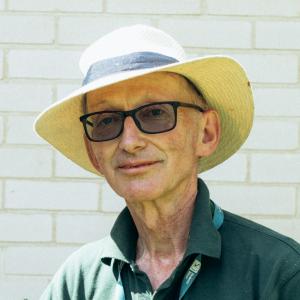 Man in green polo shirt and sun hat