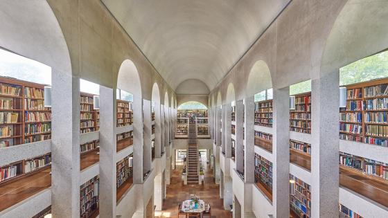 Murray-Edwards-College-Cambridge-Library-grand-view-of-the-whole-award-winning-library.jpg